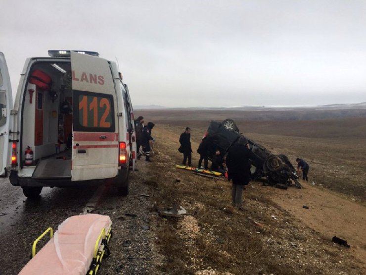 Otomobil ile hafif ticari araç kafa kafaya çarpıştı: 4 yaralı