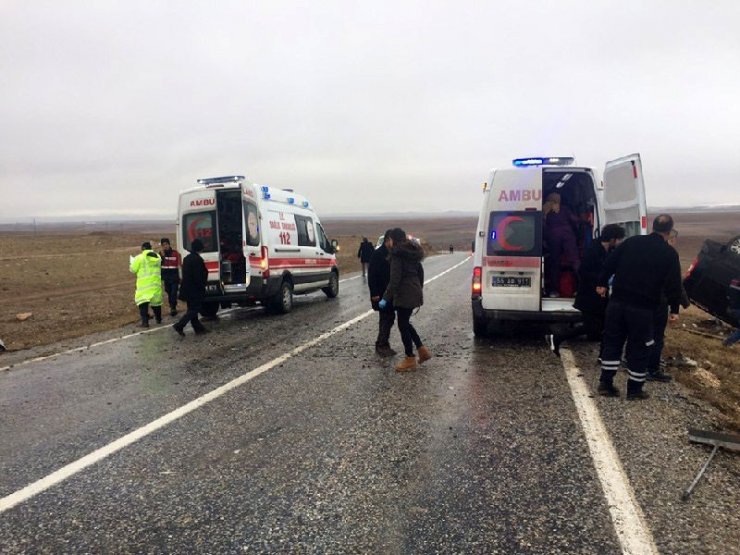 Otomobil ile hafif ticari araç kafa kafaya çarpıştı: 4 yaralı
