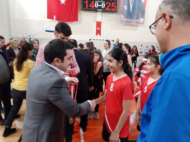 Gönen Süleyman Demirel Orta Okullu Kızlar, gruplarda Isparta’yı temsil edecek