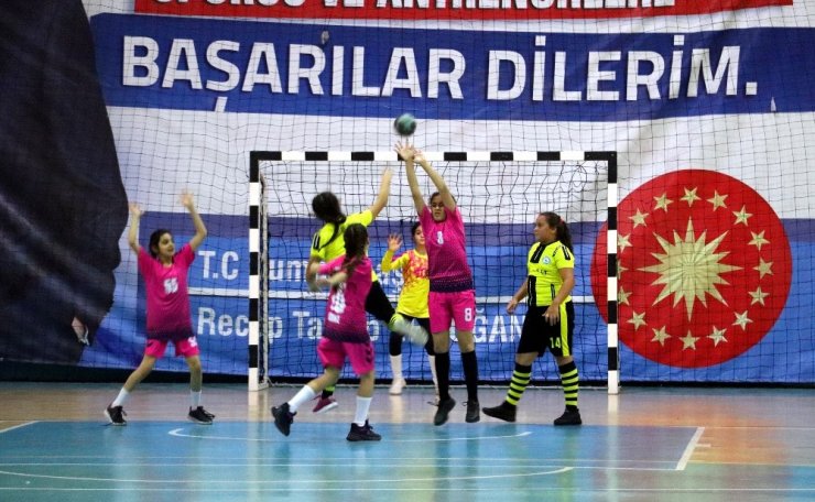 Ada Sokağı Ortaokulu hentbolde Adana birincisi