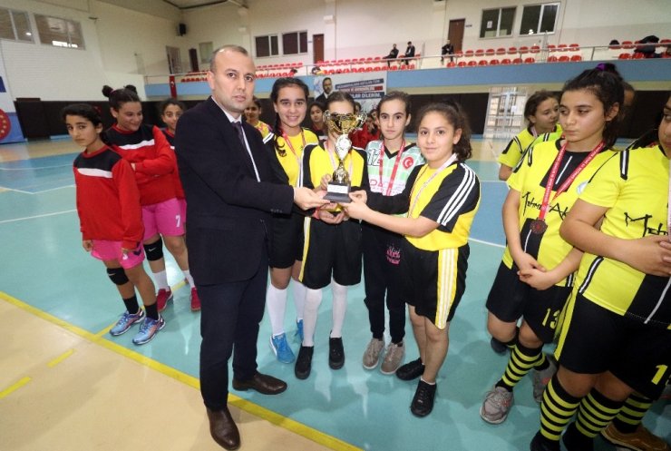 Ada Sokağı Ortaokulu hentbolde Adana birincisi