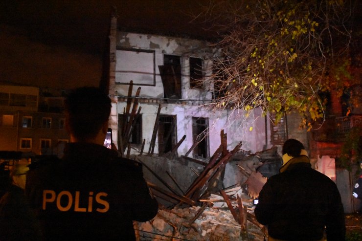 Adana'da metruk bina kısmen çöktü