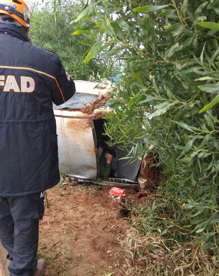Otomobilde sıkışan şahsı AFAD kurtardı