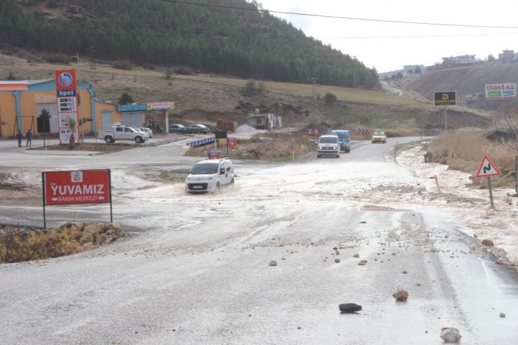Patlayan içme suyu hattı ortalığı savaş alanına çevirdi