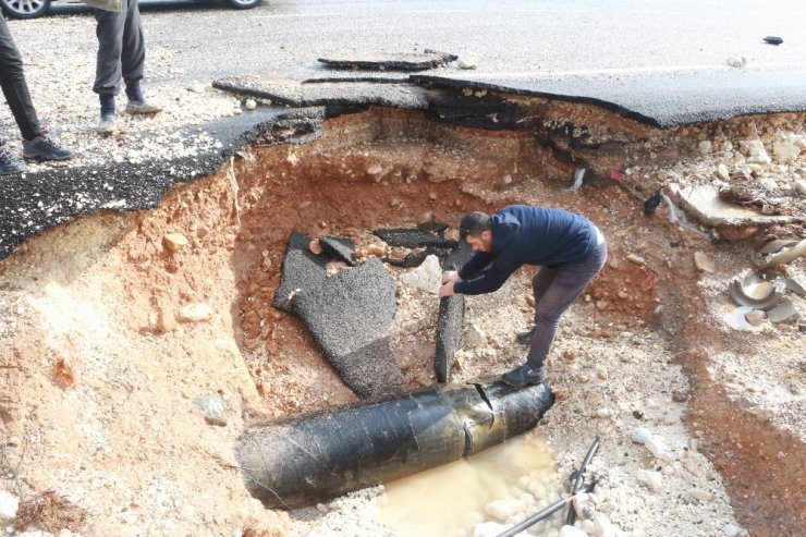 Patlayan içme suyu hattı ortalığı savaş alanına çevirdi