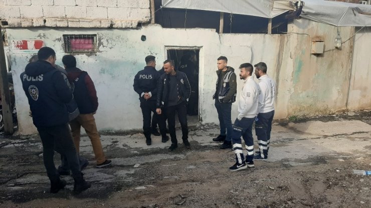 Karısını öldüresiye dövdü