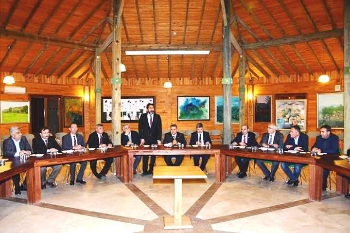 AK Partili ilçe ve belde belediye başkanları Gediz’de toplandı
