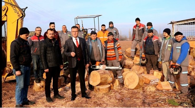 Alaşehir Belediyesinden ihtiyaç sahiplerine odun desteği