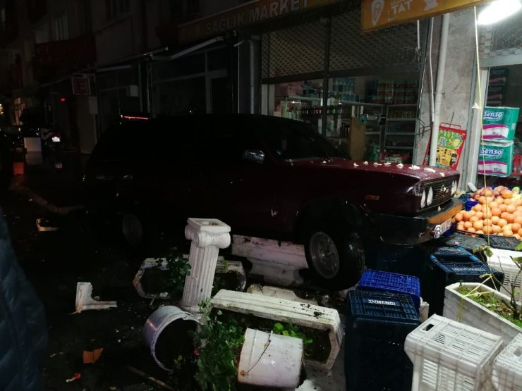 Alkollü sürücü sokağı birbirine kattı