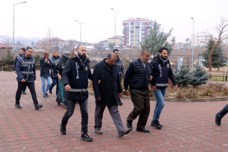 6 ilde aranırken Sivas’ta yakayı ele verdiler