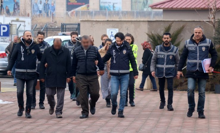 6 ilde aranırken Sivas’ta yakayı ele verdiler