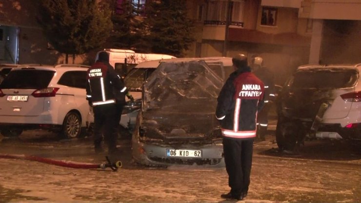 Yanan otomobilden canlarını son anda kurtardılar
