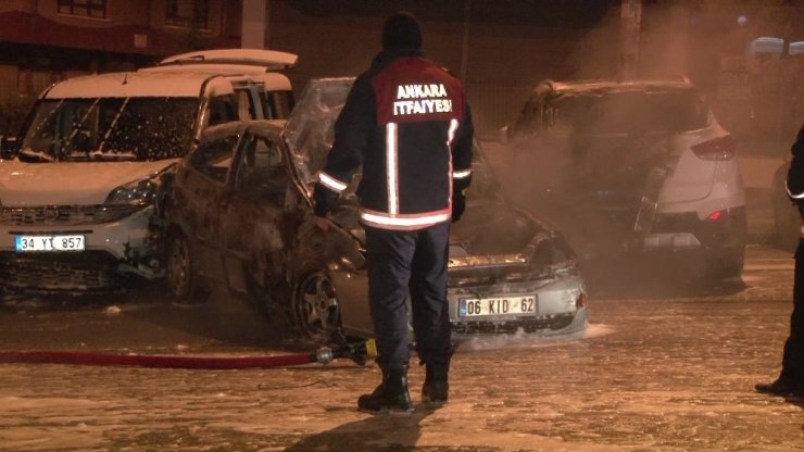 Yanan otomobilden canlarını son anda kurtardılar