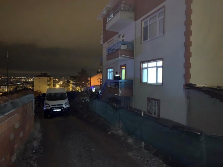 Ankara’da genç kadın, iki aylık bebeğinin yanında bıçaklanarak öldürülmüş olarak bulundu