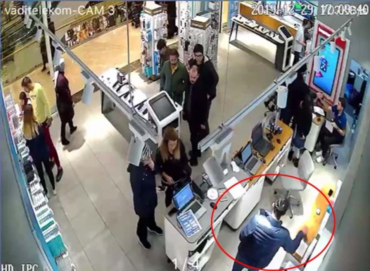 AVM’deki telefon hırsızlığı kamerada