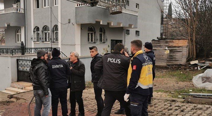 Bilecik’te ev yangını, 1’i çocuk 3 kişi dumandan zehirlendi