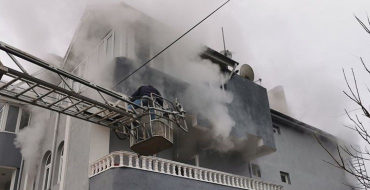Bilecik’te ev yangını, 1’i çocuk 3 kişi dumandan zehirlendi