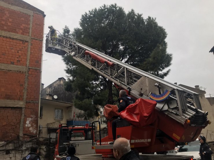 Bodrum katında yangın çıkan apartmanda mahsur kalanları itfaiye kurtardı