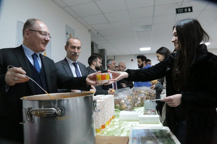 Cumhuriyet Üniversitesinde öğrencilere çorba ikramı