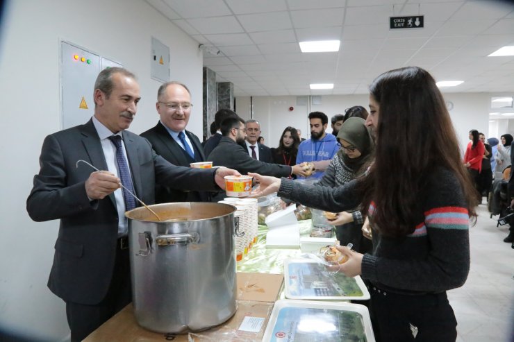 Cumhuriyet Üniversitesinde öğrencilere çorba ikramı