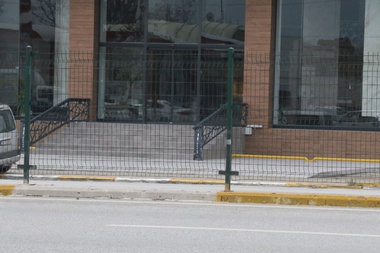 Karşıdan karşıya geçmek isteyen genç canını hiçe saydı