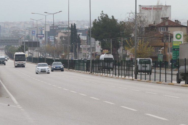 Karşıdan karşıya geçmek isteyen genç canını hiçe saydı
