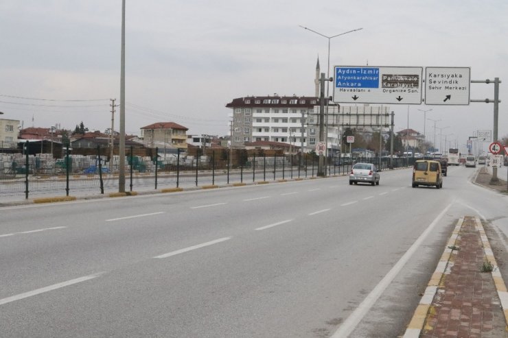 Karşıdan karşıya geçmek isteyen genç canını hiçe saydı