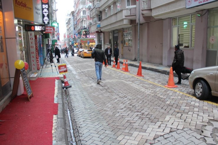 İkinci kattan taksinin üzerine düştü, o anlar kamerada