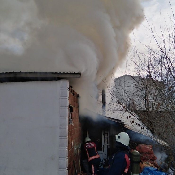 Elazığ’da ev yangını