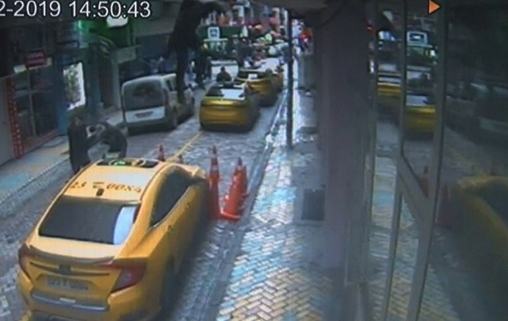 İkinci kattan taksinin üzerine düştü, o anlar kamerada