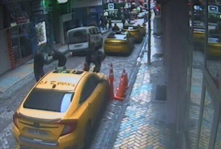 İkinci kattan taksinin üzerine düştü, o anlar kamerada