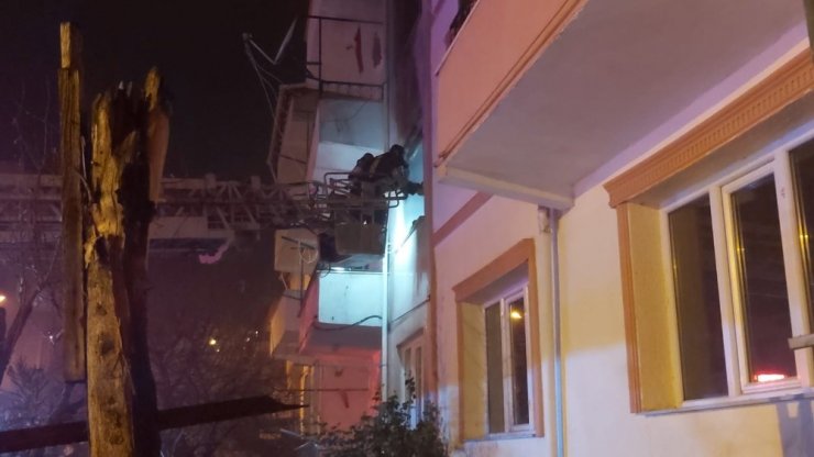 Yangında mahsur kalan şahsı itfaiye balkondan kurtardı