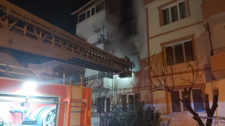 Yangında mahsur kalan şahsı itfaiye balkondan kurtardı
