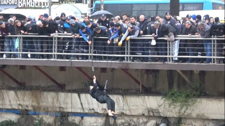 Asi Nehri’ne düşen kadını itfaiye kurtardı