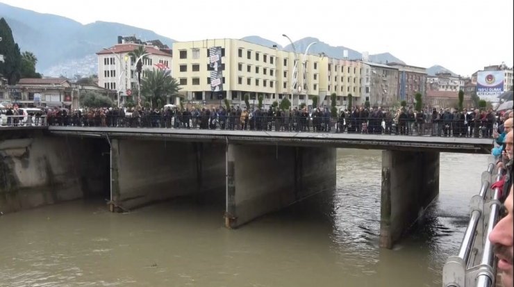 Asi Nehri’ne düşen kadını itfaiye kurtardı