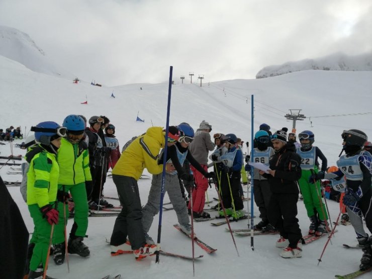 Isparta Davraz’da Kulüpler Arası Kayak Yarışmaları yapıldı