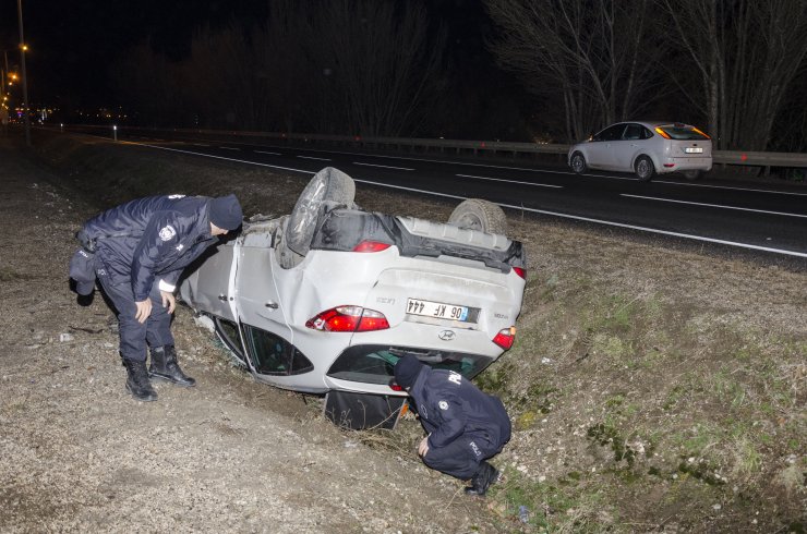 Kahramankazan'da devrilen otomobildeki 3 kişi yaralandı