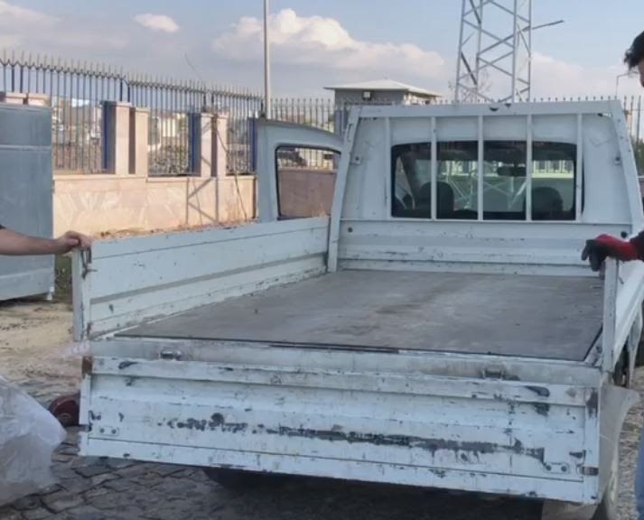 Kamyonet kasasında binlerce paket kaçak sigara bulundu