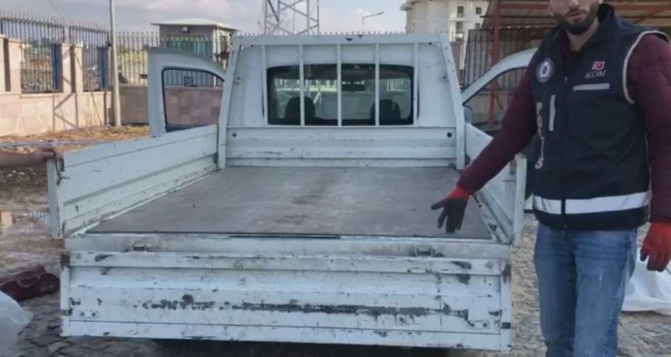 Kamyonet kasasında binlerce paket kaçak sigara bulundu