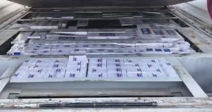 Kamyonet kasasında binlerce paket kaçak sigara bulundu