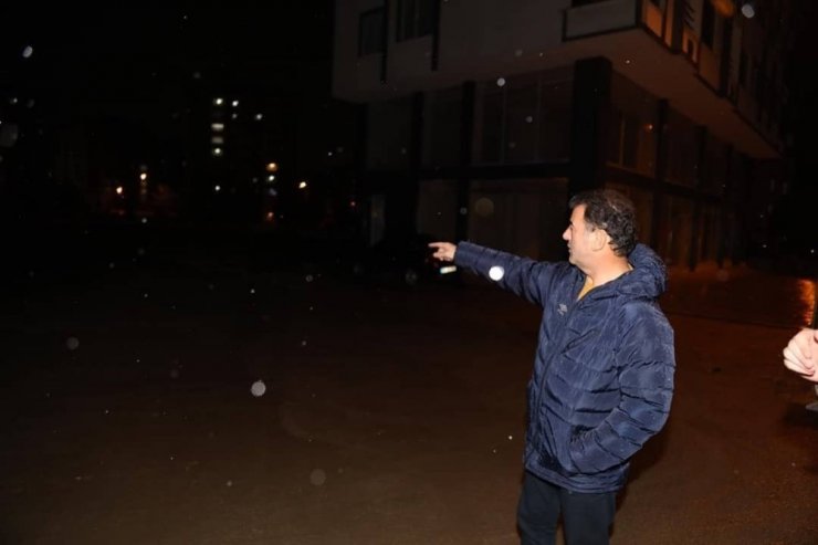 Beton dökülen yoldan araçla geçmeye çalıştılar