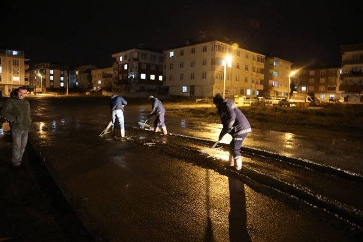 Beton dökülen yoldan araçla geçmeye çalıştılar