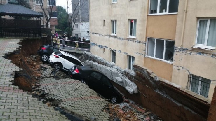 Kartal’da site otoparkında istinat duvarı çöktü