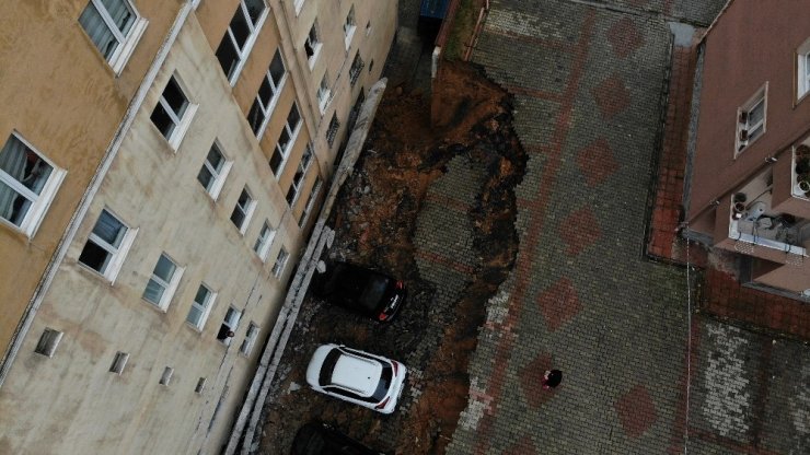 Kartal’da çöken istinat duvarı havadan görüntülendi