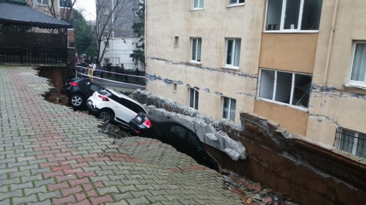 Kartal’da bir sitenin otoparkında duvar çöktü. Otomobiller açılan çukura düşerken olay yerine itfaiye ekipleri sevk edildi.