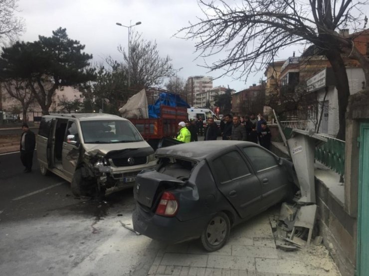 Kayseri’de 3 araçlı zincirleme kaza: 3 yaralı