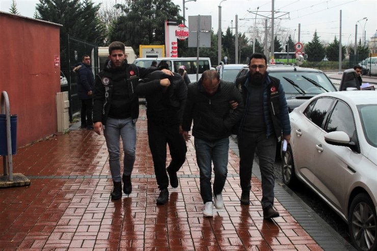 Piyasaya uyuşturucu madde sürmeye çalışırken yakalanan torbacılar adliyede