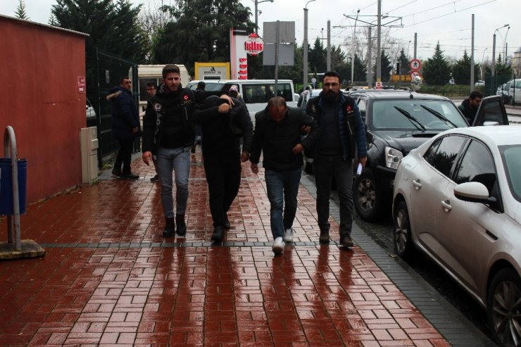 Piyasaya uyuşturucu madde sürmeye çalışırken yakalanan torbacılar adliyede