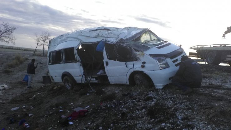 Buzlu yolda araçlar şarampole yuvarlandı: 12 yaralı