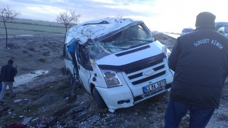 Buzlu yolda araçlar şarampole yuvarlandı: 12 yaralı